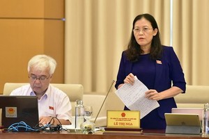 國會司法委員會主任黎氏娥（右）在會上發言。（圖源：人民代表）