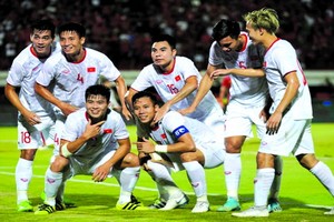 越南全隊慶祝進第一粒球。（圖源：互聯網）