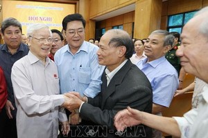 黨中央總書記、國家主席阮富仲與河內市巴亭郡選民交談。（圖源：越通社）