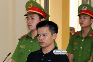 出庭受審的被告人范俊。（圖源：峴港市公安報）