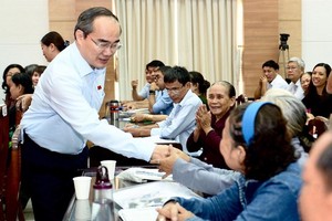 黨中央政治局委員、市委書記阮善仁（左）與平新郡選民接觸