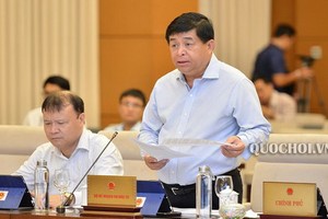 計劃與投資部長阮志勇（前右）在會上發言。（圖源：Quochoi.vn）