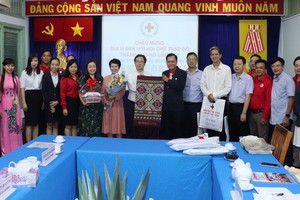 雙方互相贈送紀念品並合影留念。