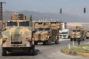 土耳其軍隊裝甲車輛開往敘利亞邊境。（圖源：互聯網）