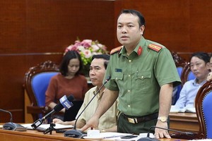 和平省公安廳副廳長阮友德在新聞發佈會上發言。（圖源：英黎）