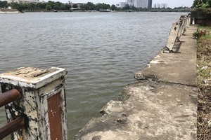 守德郡協平政坊西貢河畔護欄嚴重 損壞、殘舊地段之一。