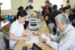 退休者在當地所住的坊-鄉級人委會辦事處領取月退休金。（圖源：陲楊）