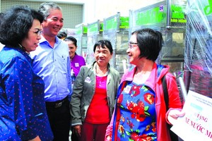 市領導親切慰問獲贈謀生工具的貧困戶。