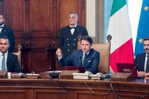 意大利總理孔特（前中）主持內閣會議。（圖源：互聯網）