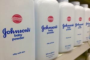 強生公司(Johnson & Johnson)18日表示，將在美國召回約3萬3000瓶嬰兒用爽身粉。（圖源：互聯網）