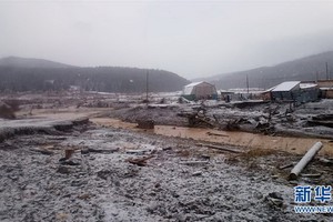 10月19日，在俄羅斯克拉斯諾亞爾斯克地區，一座水壩垮塌造成附近金礦被淹。（圖源：新華社）