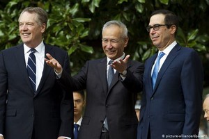 中國副總理劉鶴（中）與美國財政部長姆努欽 (右)及貿易談判代表萊特希澤 (左) 。（圖源：AP）