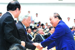 政府總理阮春福與代表交談。（图源：光孝）