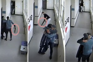 洛奪去槍枝（紅圈），並遞給旁人。（圖源：互聯網）