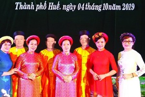 順化藝人、樂師在前往韓國參加Silla文化節之前的合影，其中有阮英俊（左二）。