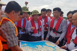 交通運輸部長阮文體（中）在現場指導克服工作。（圖源：潘陽）