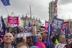 人們上街遊行尋求再度推遲“脫歐”。（圖源：新華社）