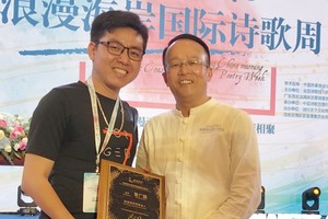 萬旅集團董事總裁何志軍向曾廣健（左）頒獎。