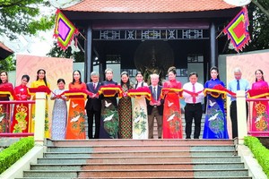 市與郡領導參加二徵女王塑像落成剪綵儀式。