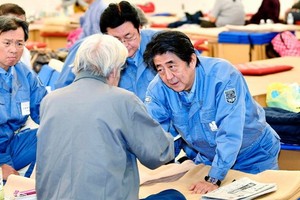 安倍（右一）早前視察災區。（圖源：AP）