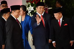 佐科(右二)20日抵達就職典禮現場。（圖源：AFP）