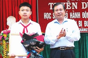 勇敢救溺水兒童的九年級A班學生潘忠孝（左）獲表彰。（圖源：越通社）