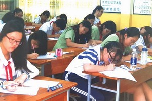 華人學生參加郡級九年級優秀生華文科考試。