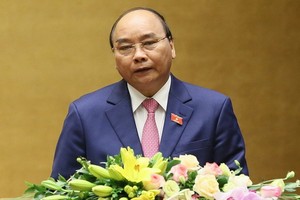 政府總理阮春福代表政府闡述2019年社經情況報告與2020年社經發展計劃。（圖源：日北）