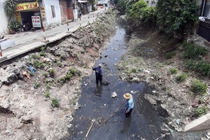 清潔員在清理新平郡希望湧內的垃圾以確保湧渠暢通。