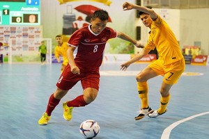 越南隊(紅衣)2比0勝澳大利亞隊。（圖源：互聯網）