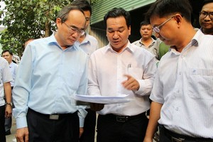 市委書記阮善仁作實地考察。（圖源：可和）