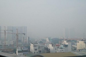 本市午時只能看見一片灰濛濛的天空。（圖源：勞動者報）