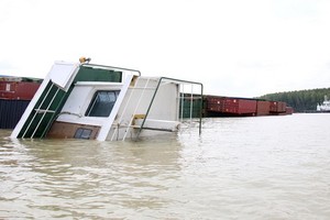 在芹耶縣隆槽河上翻沉的 VIETSUN INTEGRITY貨輪。（圖源：晉力）