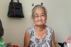 楊美森年老多病，腰腿不靈。