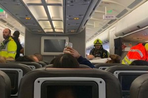 兩名空服員和1名乘客被送院治療。（圖源：互聯網）