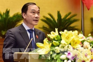 國會經濟委員會主任武鴻清在會上闡述《證券法》修訂法案。（圖源：越通社）