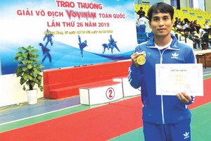 本市華人運動員林東旺與隊友奪得男子組“雙鍊馬刀”賽項的金牌。