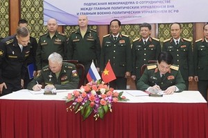  梁強大將與安德烈•卡爾塔波洛夫上將簽署雙邊合作備忘錄。（圖源：人民軍隊報）