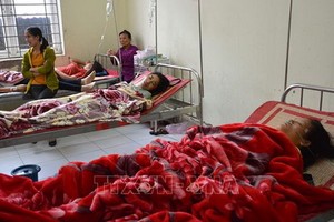 獲送醫院治療的部分中毒工人。（圖源：越通社）