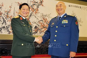吳春歷（左）大將會見中央軍委副主席許其亮。（圖源：越通社）