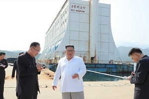 朝鮮國務委員會委員長金正恩在視察金剛山旅遊設施時強烈批評這項依賴韓方的政策，並指示拆除金剛山內的韓方設施。（圖源：路透社）