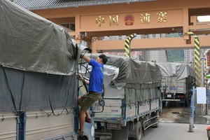 日均有80至150輛運輸出口商品車輛通關。（圖源：劉明）