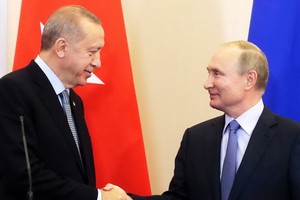 土總統埃爾多安（左）與俄總統普京握手。（圖源：DPA）