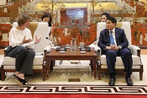 河內市人委會主席阮德鍾（右）接見荷蘭駐越特命全權大使埃爾斯貝特‧阿克曼。（圖源：越通社）