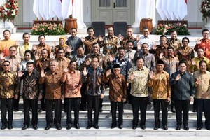 印尼總統佐科（前左六）與新內閣全體成員在總統府獨立宮合影留念。（圖源：互聯網）