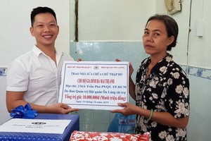 溫陵會館理事林曉東將贊助善款轉交給黎氏香。