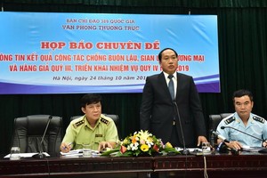 國家389指委會辦公廳主任譚清世少將（中）在新聞發佈會上發言。（圖源：PV）