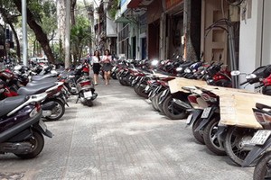 本市多條街道人行道被霸佔做存車場。