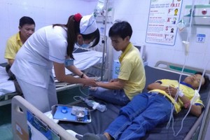 獲送醫院治療的食品中毒工人。（圖源：院方提供）