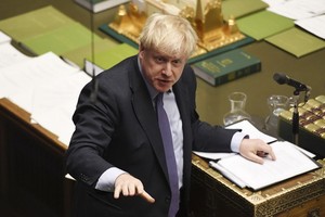 英首相鮑里斯‧約翰遜在議會下院發言。（圖源：新華社）